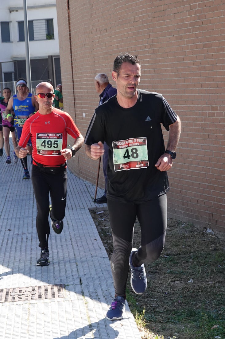 Manuel Santiago entra vistorioso a meta en la prueba de fondo de Loja. También lo hace victoriosa la más veterana de la cita. Y cientos de corredores desilan camino de la llegada al tartán.