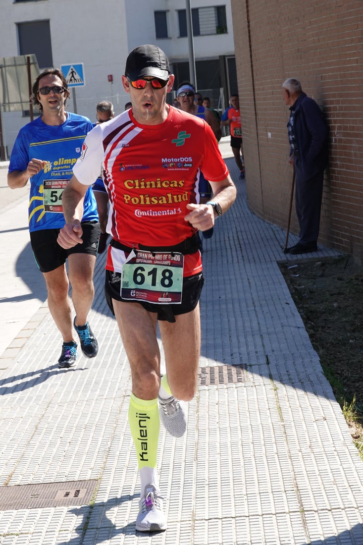 Manuel Santiago entra vistorioso a meta en la prueba de fondo de Loja. También lo hace victoriosa la más veterana de la cita. Y cientos de corredores desilan camino de la llegada al tartán.