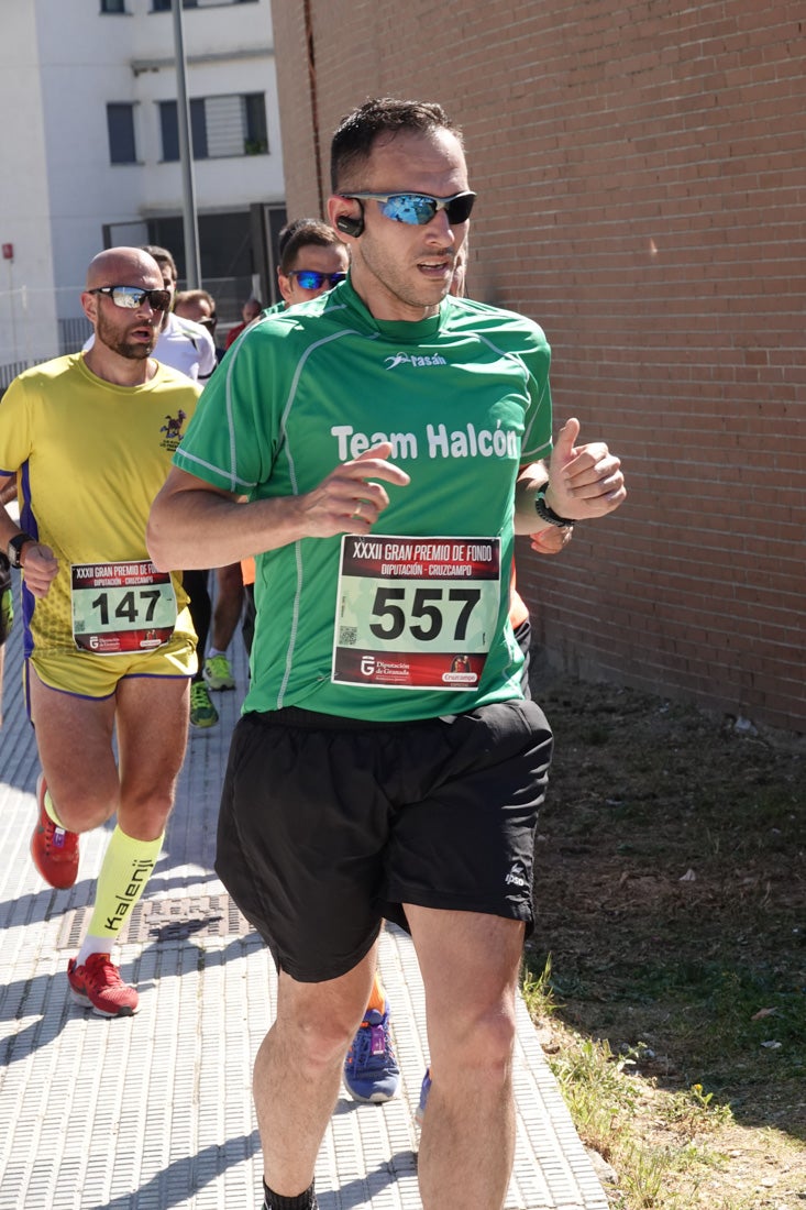 Manuel Santiago entra vistorioso a meta en la prueba de fondo de Loja. También lo hace victoriosa la más veterana de la cita. Y cientos de corredores desilan camino de la llegada al tartán.