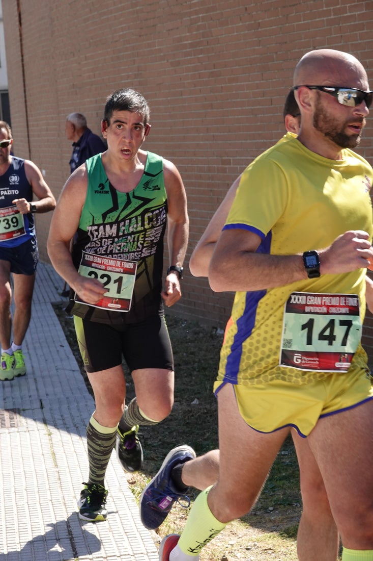 Manuel Santiago entra vistorioso a meta en la prueba de fondo de Loja. También lo hace victoriosa la más veterana de la cita. Y cientos de corredores desilan camino de la llegada al tartán.