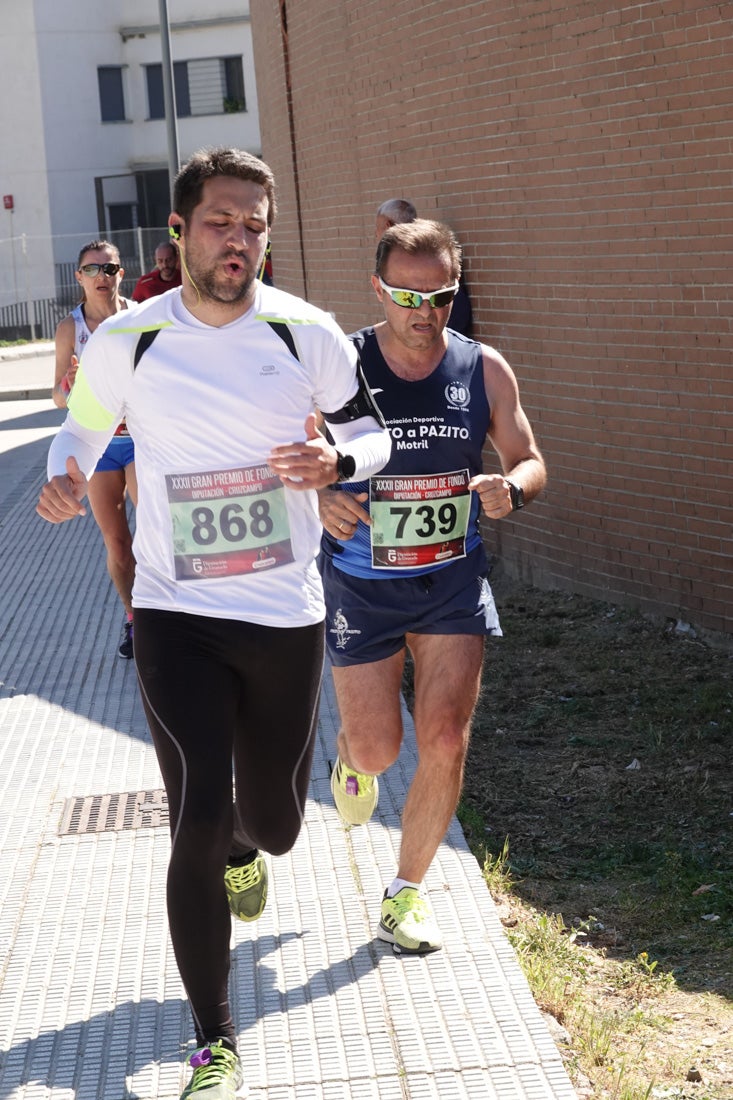 Manuel Santiago entra vistorioso a meta en la prueba de fondo de Loja. También lo hace victoriosa la más veterana de la cita. Y cientos de corredores desilan camino de la llegada al tartán.