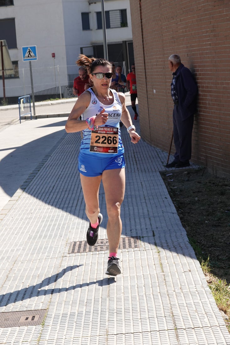 Manuel Santiago entra vistorioso a meta en la prueba de fondo de Loja. También lo hace victoriosa la más veterana de la cita. Y cientos de corredores desilan camino de la llegada al tartán.