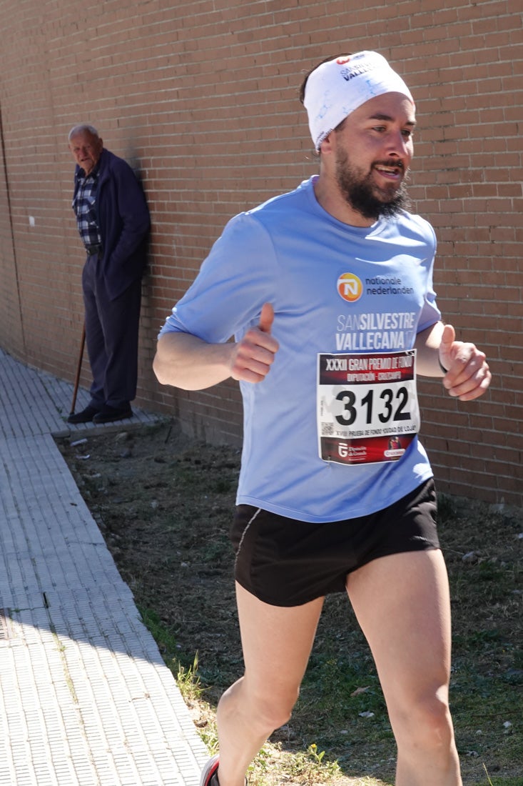 Manuel Santiago entra vistorioso a meta en la prueba de fondo de Loja. También lo hace victoriosa la más veterana de la cita. Y cientos de corredores desilan camino de la llegada al tartán.