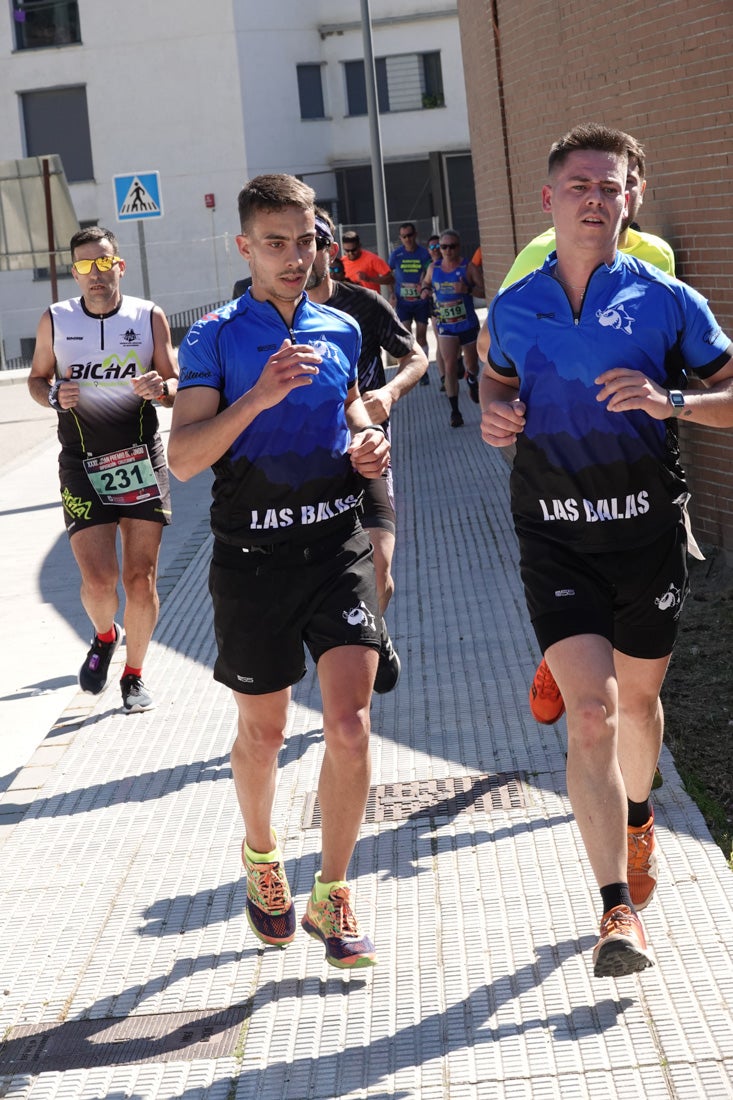 A algunos participantes parece que los 10 kilómetros del reccorido de la prueba de fondo de Loja se les hace leve a tenor de sus sonrisas y buen rollo. Otros en cambio parecen sufrir más o simplemente se concentran para disfrutar de la carrera.