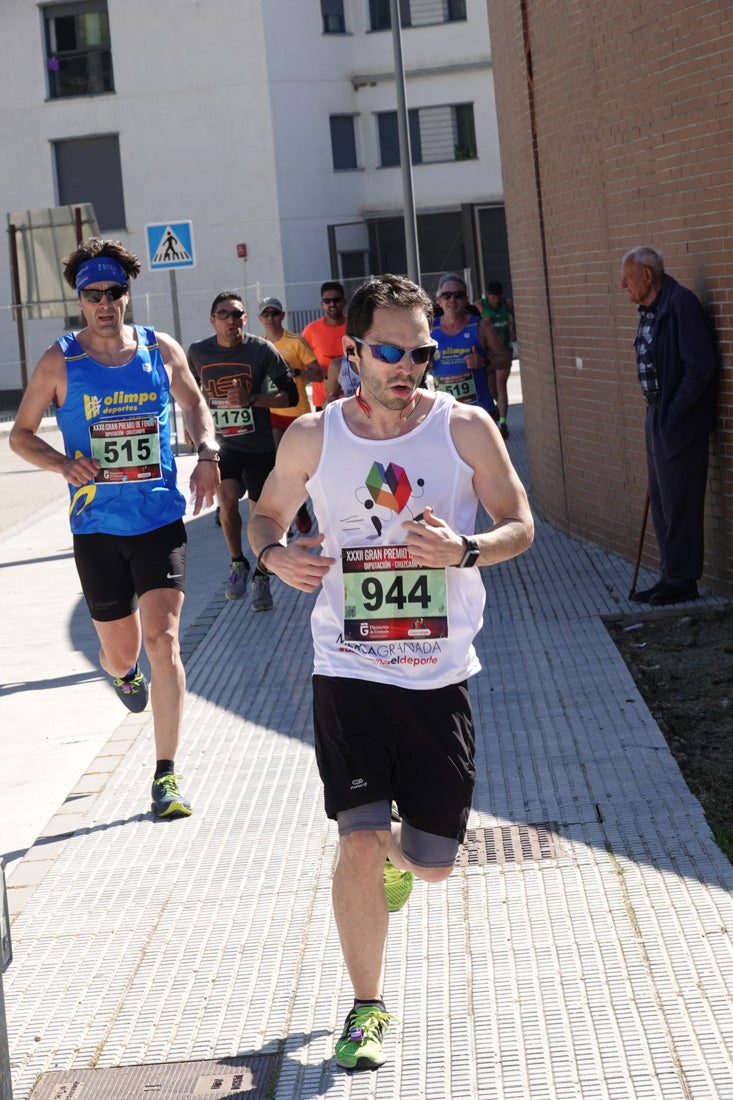 A algunos participantes parece que los 10 kilómetros del reccorido de la prueba de fondo de Loja se les hace leve a tenor de sus sonrisas y buen rollo. Otros en cambio parecen sufrir más o simplemente se concentran para disfrutar de la carrera.