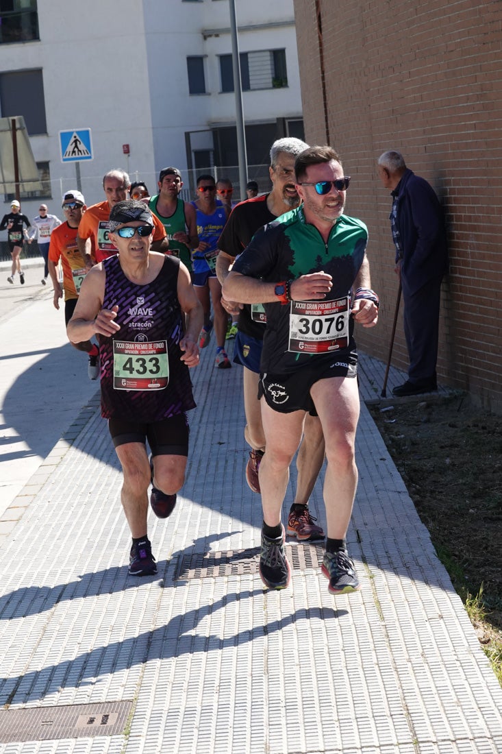 A algunos participantes parece que los 10 kilómetros del reccorido de la prueba de fondo de Loja se les hace leve a tenor de sus sonrisas y buen rollo. Otros en cambio parecen sufrir más o simplemente se concentran para disfrutar de la carrera.