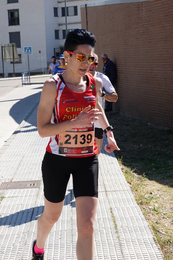 A algunos participantes parece que los 10 kilómetros del reccorido de la prueba de fondo de Loja se les hace leve a tenor de sus sonrisas y buen rollo. Otros en cambio parecen sufrir más o simplemente se concentran para disfrutar de la carrera.