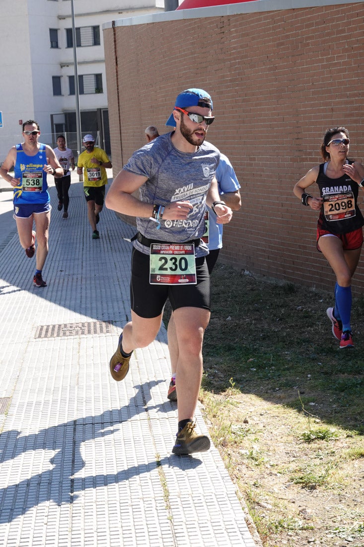 A algunos participantes parece que los 10 kilómetros del reccorido de la prueba de fondo de Loja se les hace leve a tenor de sus sonrisas y buen rollo. Otros en cambio parecen sufrir más o simplemente se concentran para disfrutar de la carrera.