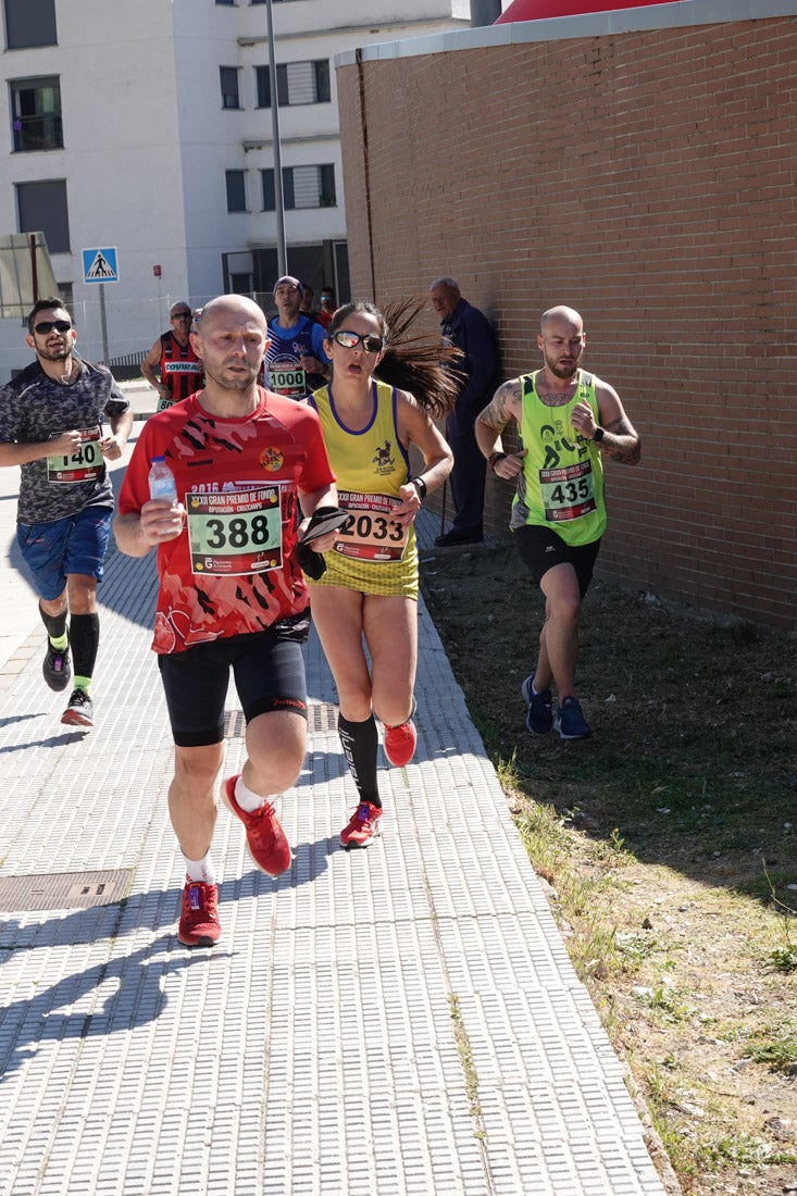 A algunos participantes parece que los 10 kilómetros del reccorido de la prueba de fondo de Loja se les hace leve a tenor de sus sonrisas y buen rollo. Otros en cambio parecen sufrir más o simplemente se concentran para disfrutar de la carrera.