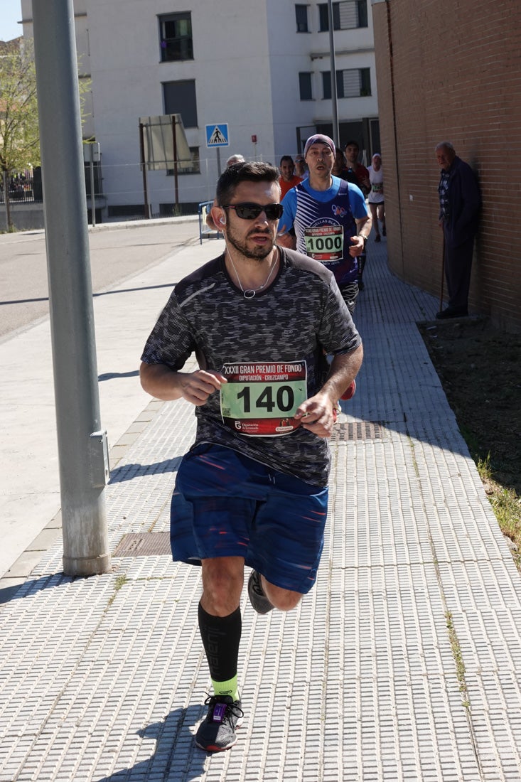 A algunos participantes parece que los 10 kilómetros del reccorido de la prueba de fondo de Loja se les hace leve a tenor de sus sonrisas y buen rollo. Otros en cambio parecen sufrir más o simplemente se concentran para disfrutar de la carrera.