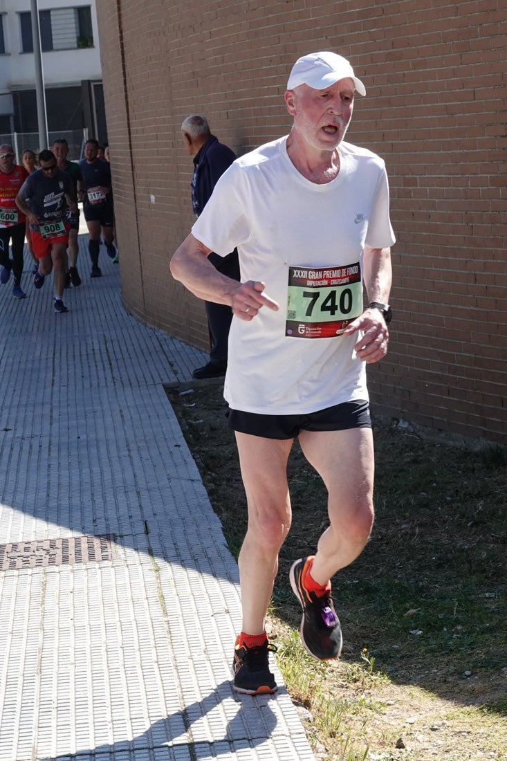 A algunos participantes parece que los 10 kilómetros del reccorido de la prueba de fondo de Loja se les hace leve a tenor de sus sonrisas y buen rollo. Otros en cambio parecen sufrir más o simplemente se concentran para disfrutar de la carrera.