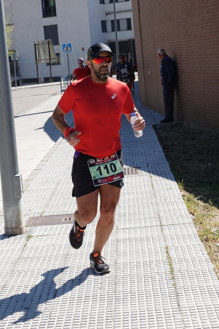 A algunos participantes parece que los 10 kilómetros del reccorido de la prueba de fondo de Loja se les hace leve a tenor de sus sonrisas y buen rollo. Otros en cambio parecen sufrir más o simplemente se concentran para disfrutar de la carrera.