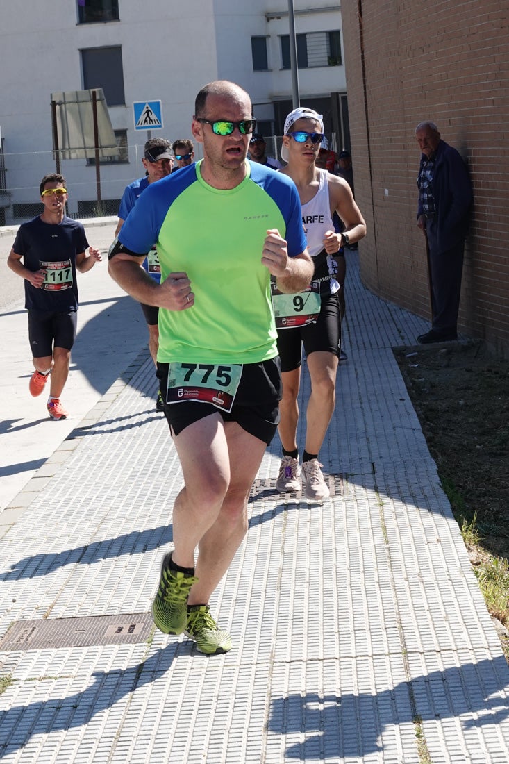 A algunos participantes parece que los 10 kilómetros del reccorido de la prueba de fondo de Loja se les hace leve a tenor de sus sonrisas y buen rollo. Otros en cambio parecen sufrir más o simplemente se concentran para disfrutar de la carrera.