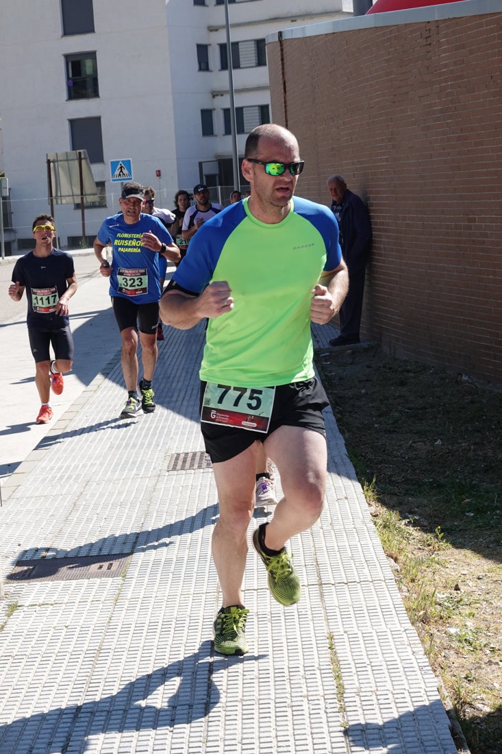 A algunos participantes parece que los 10 kilómetros del reccorido de la prueba de fondo de Loja se les hace leve a tenor de sus sonrisas y buen rollo. Otros en cambio parecen sufrir más o simplemente se concentran para disfrutar de la carrera.