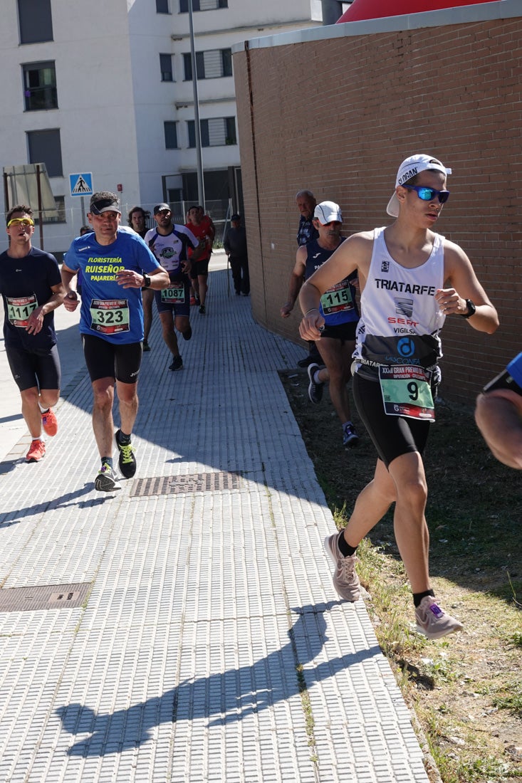 A algunos participantes parece que los 10 kilómetros del reccorido de la prueba de fondo de Loja se les hace leve a tenor de sus sonrisas y buen rollo. Otros en cambio parecen sufrir más o simplemente se concentran para disfrutar de la carrera.