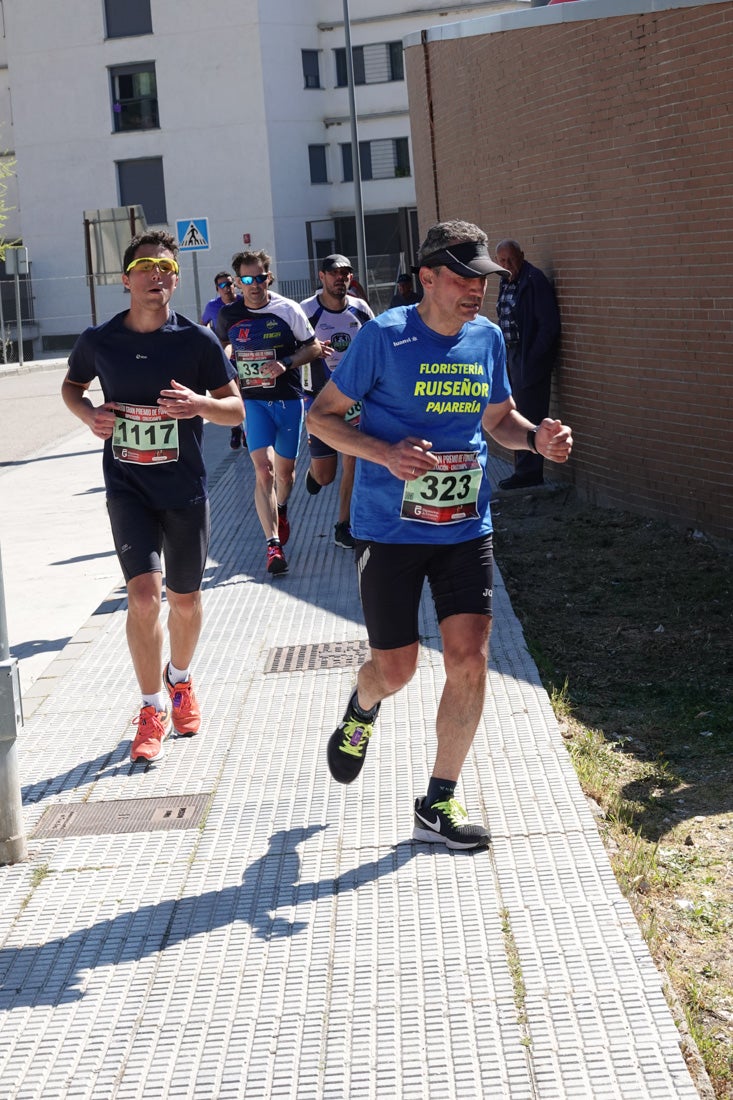 A algunos participantes parece que los 10 kilómetros del reccorido de la prueba de fondo de Loja se les hace leve a tenor de sus sonrisas y buen rollo. Otros en cambio parecen sufrir más o simplemente se concentran para disfrutar de la carrera.