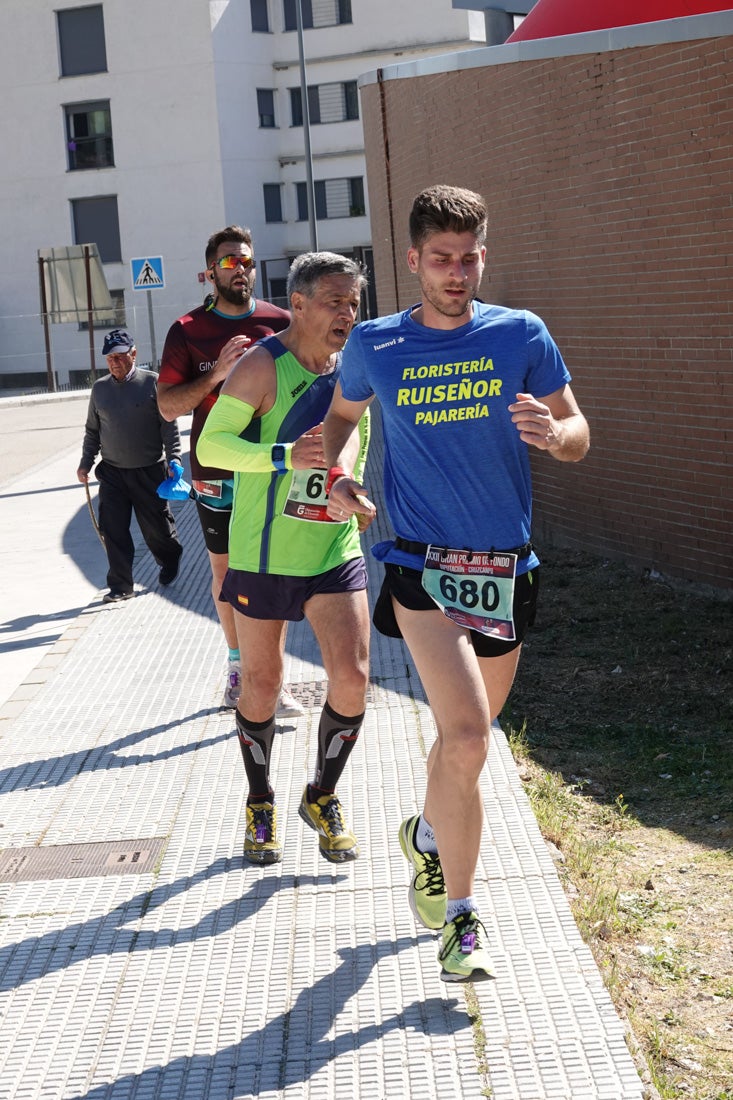 A algunos participantes parece que los 10 kilómetros del reccorido de la prueba de fondo de Loja se les hace leve a tenor de sus sonrisas y buen rollo. Otros en cambio parecen sufrir más o simplemente se concentran para disfrutar de la carrera.