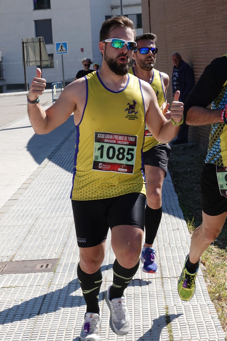 A algunos participantes parece que los 10 kilómetros del reccorido de la prueba de fondo de Loja se les hace leve a tenor de sus sonrisas y buen rollo. Otros en cambio parecen sufrir más o simplemente se concentran para disfrutar de la carrera.