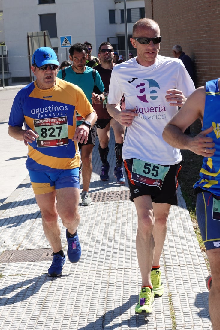 A algunos participantes parece que los 10 kilómetros del reccorido de la prueba de fondo de Loja se les hace leve a tenor de sus sonrisas y buen rollo. Otros en cambio parecen sufrir más o simplemente se concentran para disfrutar de la carrera.