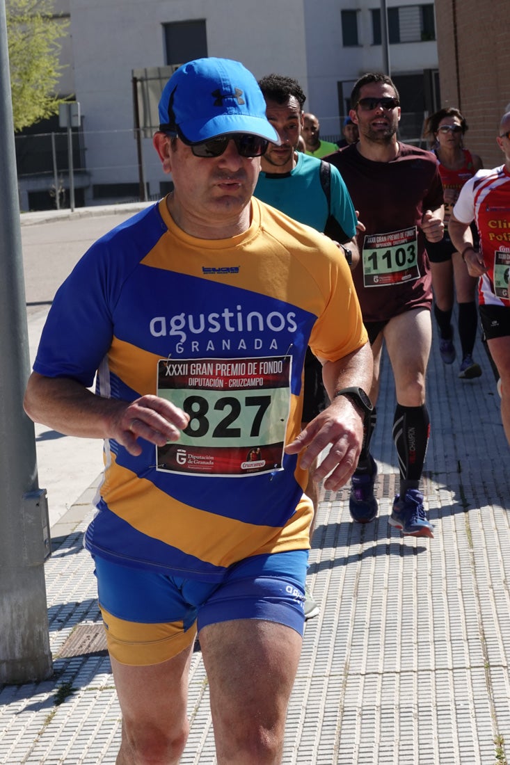 A algunos participantes parece que los 10 kilómetros del reccorido de la prueba de fondo de Loja se les hace leve a tenor de sus sonrisas y buen rollo. Otros en cambio parecen sufrir más o simplemente se concentran para disfrutar de la carrera.