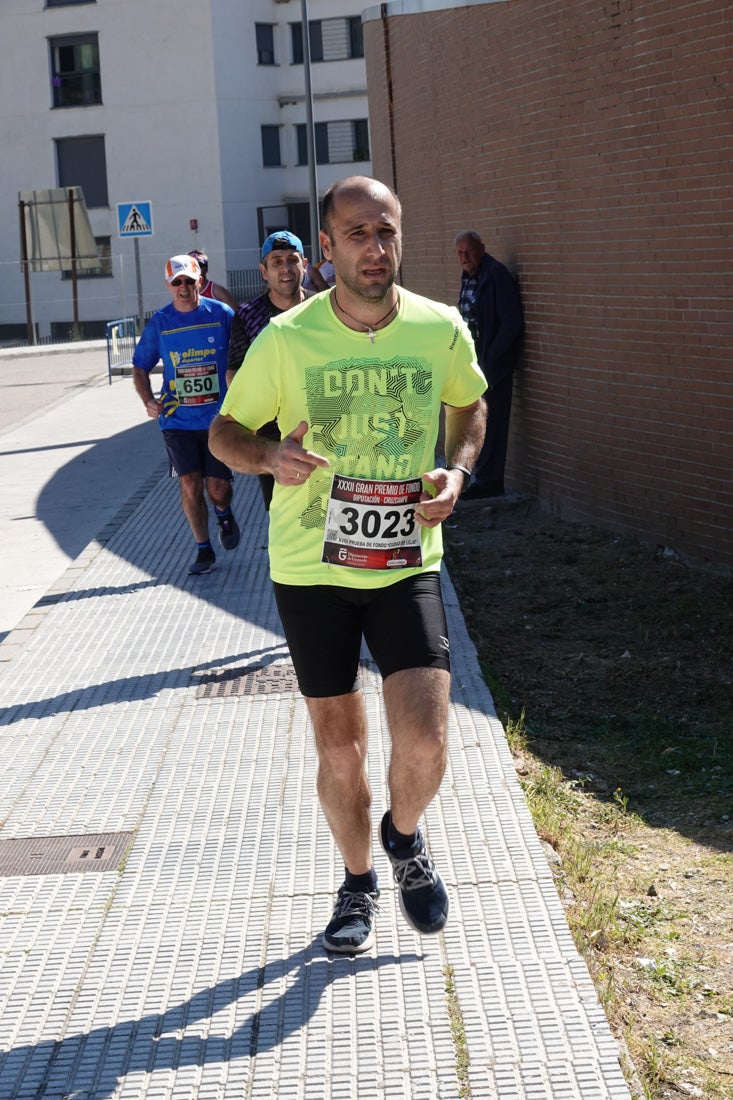 A algunos participantes parece que los 10 kilómetros del reccorido de la prueba de fondo de Loja se les hace leve a tenor de sus sonrisas y buen rollo. Otros en cambio parecen sufrir más o simplemente se concentran para disfrutar de la carrera.