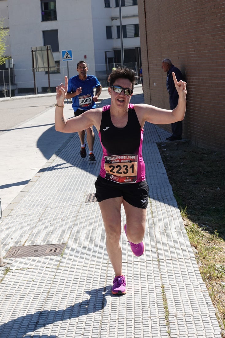 A algunos participantes parece que los 10 kilómetros del reccorido de la prueba de fondo de Loja se les hace leve a tenor de sus sonrisas y buen rollo. Otros en cambio parecen sufrir más o simplemente se concentran para disfrutar de la carrera.