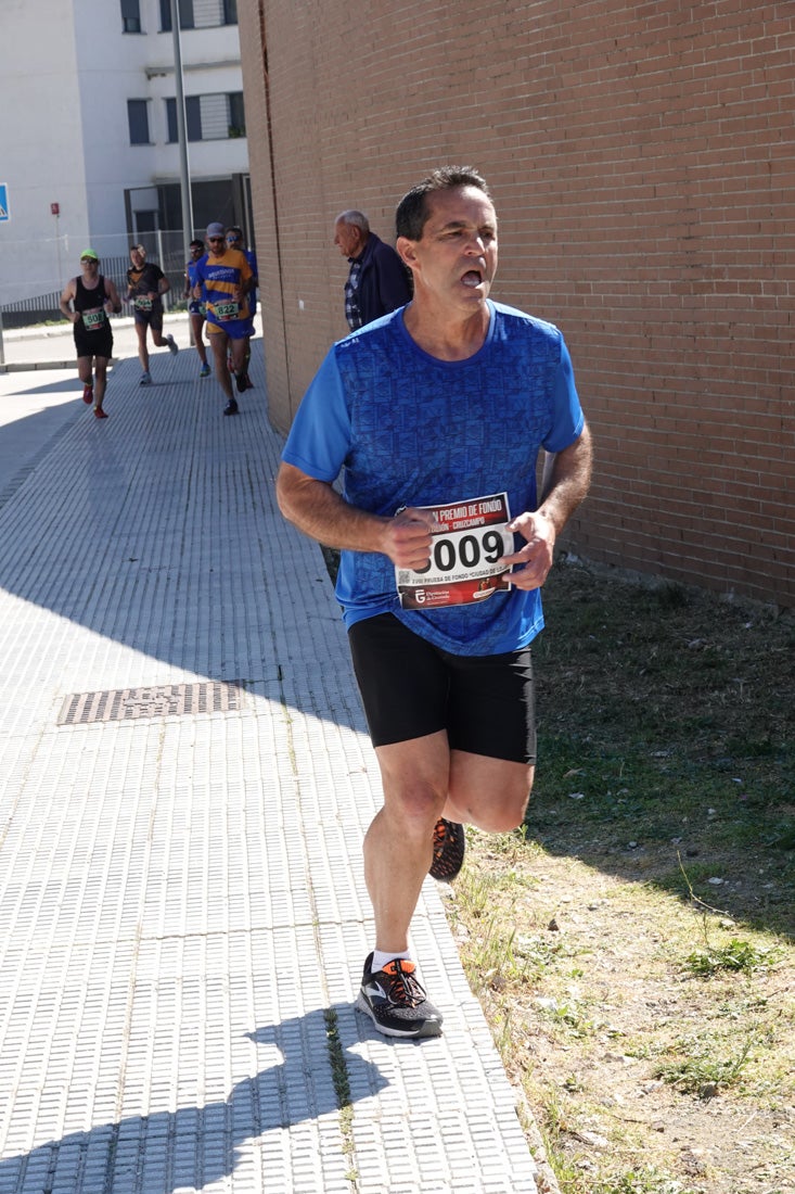 A algunos participantes parece que los 10 kilómetros del reccorido de la prueba de fondo de Loja se les hace leve a tenor de sus sonrisas y buen rollo. Otros en cambio parecen sufrir más o simplemente se concentran para disfrutar de la carrera.