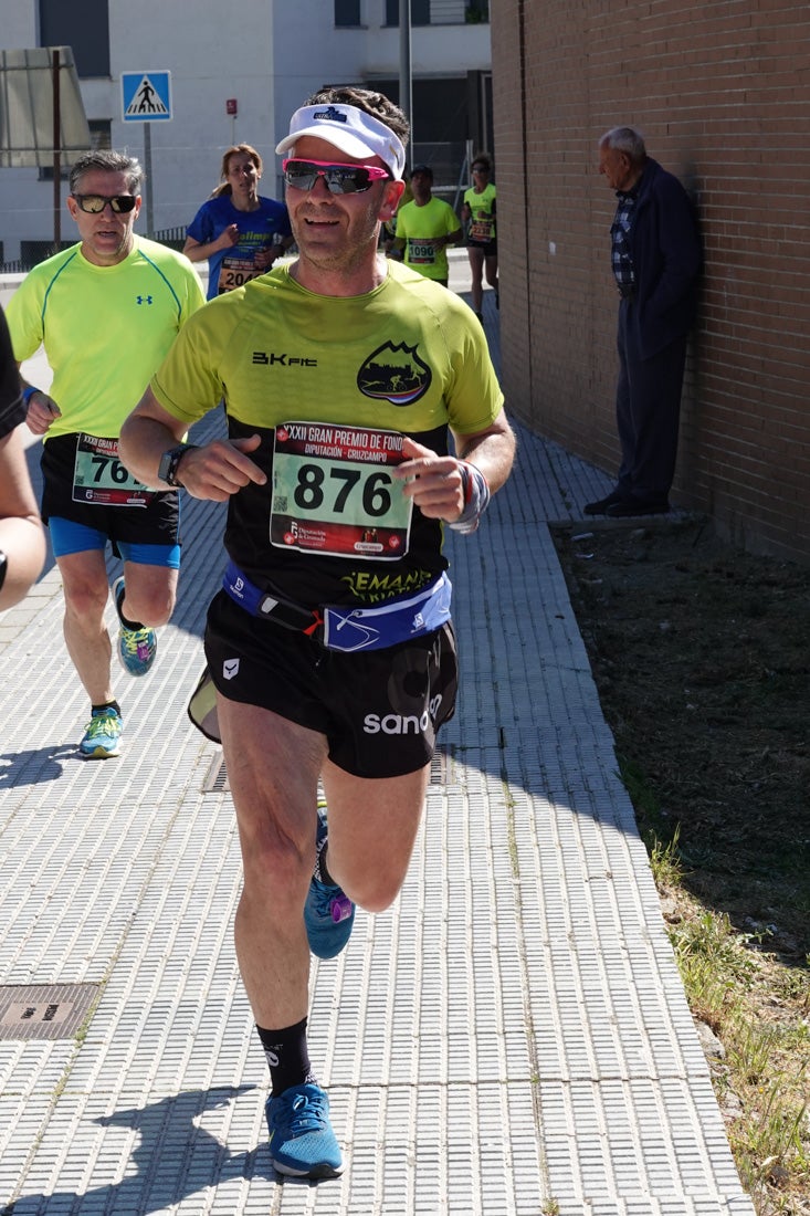 A algunos participantes parece que los 10 kilómetros del reccorido de la prueba de fondo de Loja se les hace leve a tenor de sus sonrisas y buen rollo. Otros en cambio parecen sufrir más o simplemente se concentran para disfrutar de la carrera.