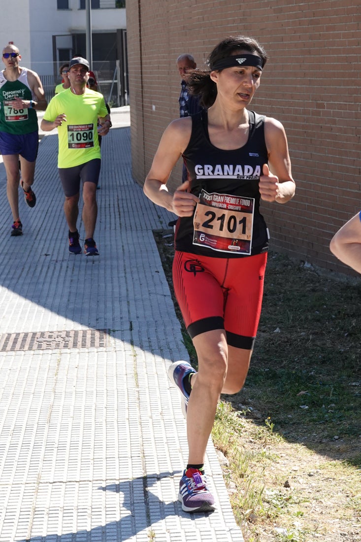 A algunos participantes parece que los 10 kilómetros del reccorido de la prueba de fondo de Loja se les hace leve a tenor de sus sonrisas y buen rollo. Otros en cambio parecen sufrir más o simplemente se concentran para disfrutar de la carrera.