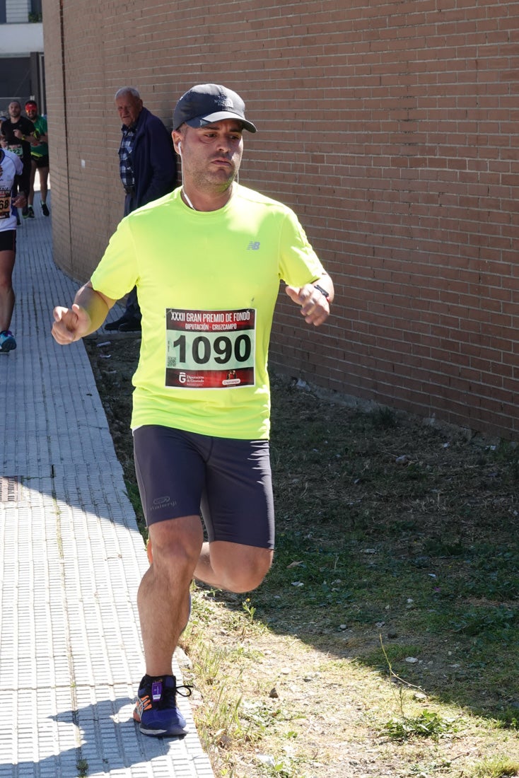 A algunos participantes parece que los 10 kilómetros del reccorido de la prueba de fondo de Loja se les hace leve a tenor de sus sonrisas y buen rollo. Otros en cambio parecen sufrir más o simplemente se concentran para disfrutar de la carrera.