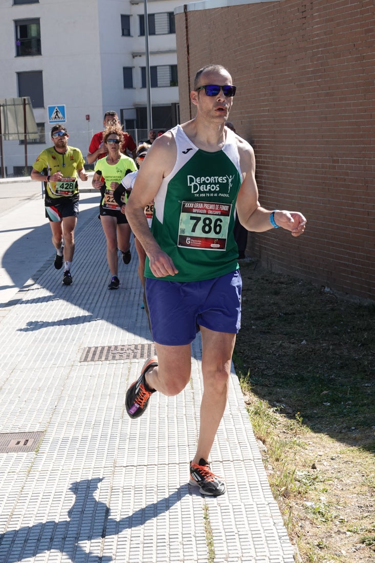 A algunos participantes parece que los 10 kilómetros del reccorido de la prueba de fondo de Loja se les hace leve a tenor de sus sonrisas y buen rollo. Otros en cambio parecen sufrir más o simplemente se concentran para disfrutar de la carrera.