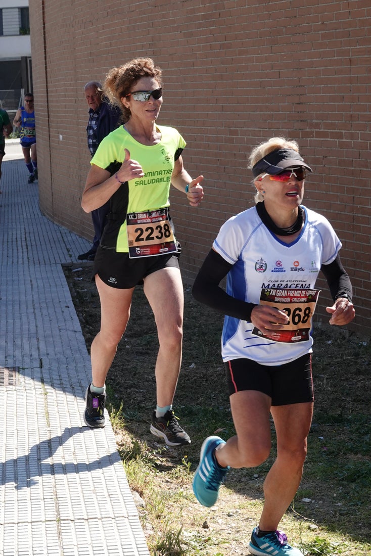 A algunos participantes parece que los 10 kilómetros del reccorido de la prueba de fondo de Loja se les hace leve a tenor de sus sonrisas y buen rollo. Otros en cambio parecen sufrir más o simplemente se concentran para disfrutar de la carrera.