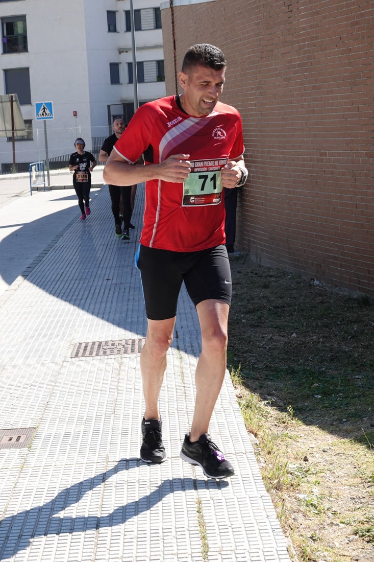 A algunos participantes parece que los 10 kilómetros del reccorido de la prueba de fondo de Loja se les hace leve a tenor de sus sonrisas y buen rollo. Otros en cambio parecen sufrir más o simplemente se concentran para disfrutar de la carrera.