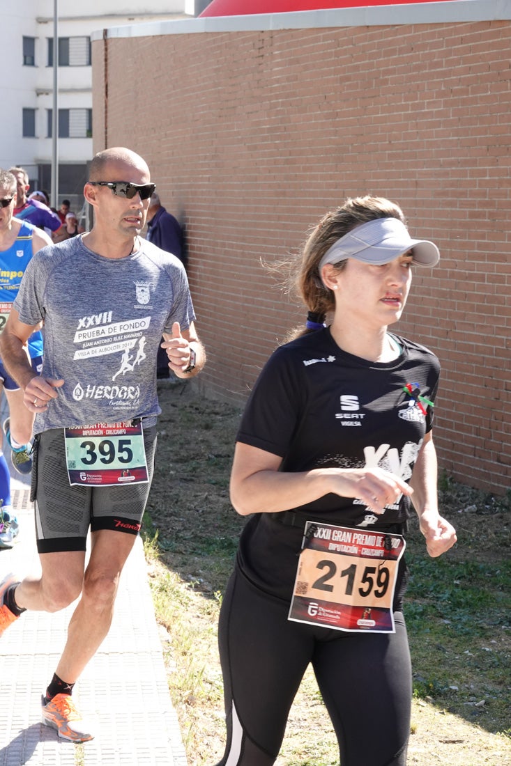 A algunos participantes parece que los 10 kilómetros del reccorido de la prueba de fondo de Loja se les hace leve a tenor de sus sonrisas y buen rollo. Otros en cambio parecen sufrir más o simplemente se concentran para disfrutar de la carrera.