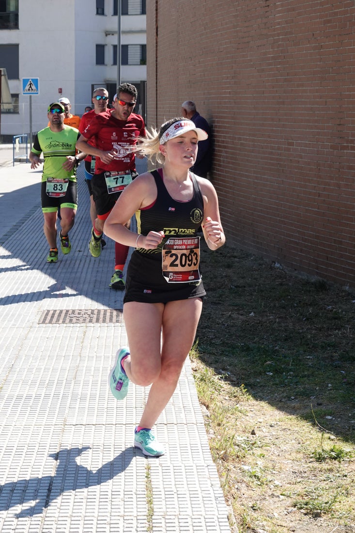 A algunos participantes parece que los 10 kilómetros del reccorido de la prueba de fondo de Loja se les hace leve a tenor de sus sonrisas y buen rollo. Otros en cambio parecen sufrir más o simplemente se concentran para disfrutar de la carrera.