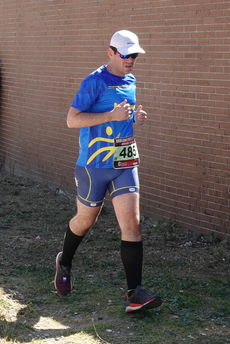 A algunos participantes parece que los 10 kilómetros del reccorido de la prueba de fondo de Loja se les hace leve a tenor de sus sonrisas y buen rollo. Otros en cambio parecen sufrir más o simplemente se concentran para disfrutar de la carrera.