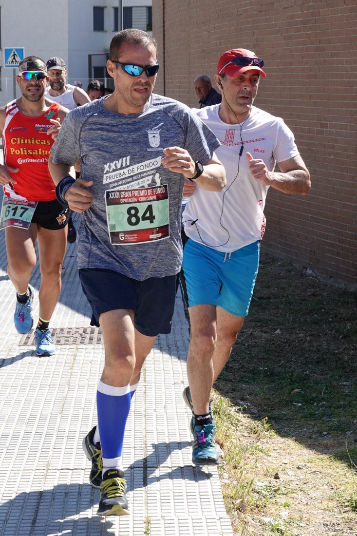 A algunos participantes parece que los 10 kilómetros del reccorido de la prueba de fondo de Loja se les hace leve a tenor de sus sonrisas y buen rollo. Otros en cambio parecen sufrir más o simplemente se concentran para disfrutar de la carrera.