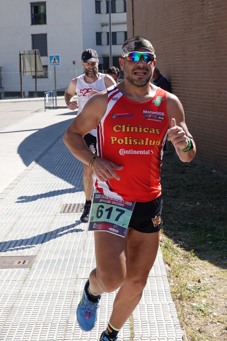 A algunos participantes parece que los 10 kilómetros del reccorido de la prueba de fondo de Loja se les hace leve a tenor de sus sonrisas y buen rollo. Otros en cambio parecen sufrir más o simplemente se concentran para disfrutar de la carrera.