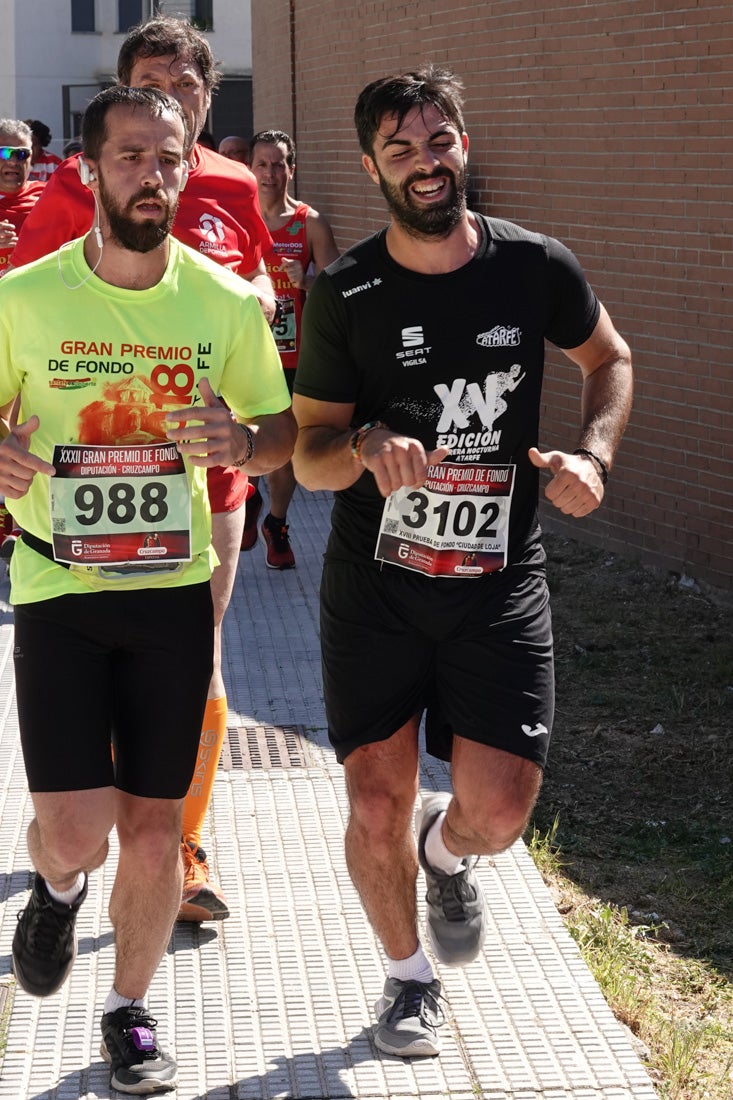 A algunos participantes parece que los 10 kilómetros del reccorido de la prueba de fondo de Loja se les hace leve a tenor de sus sonrisas y buen rollo. Otros en cambio parecen sufrir más o simplemente se concentran para disfrutar de la carrera.