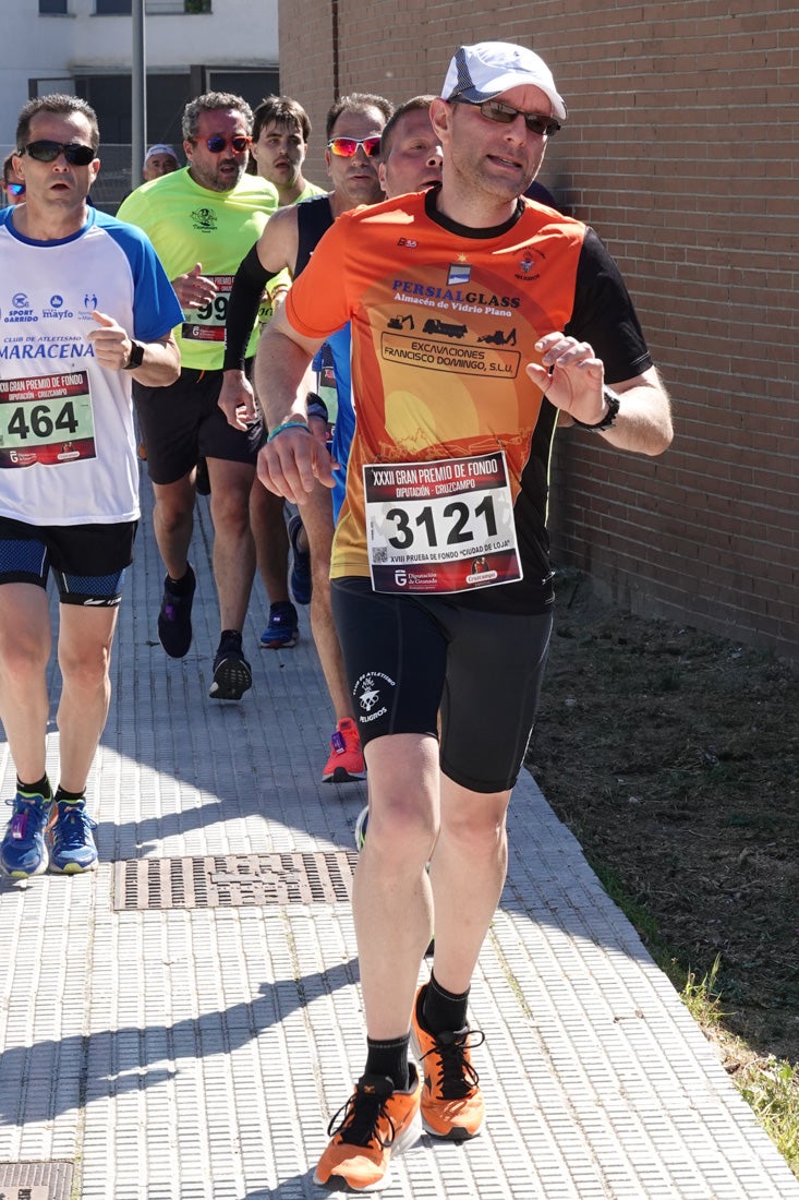 A algunos participantes parece que los 10 kilómetros del reccorido de la prueba de fondo de Loja se les hace leve a tenor de sus sonrisas y buen rollo. Otros en cambio parecen sufrir más o simplemente se concentran para disfrutar de la carrera.