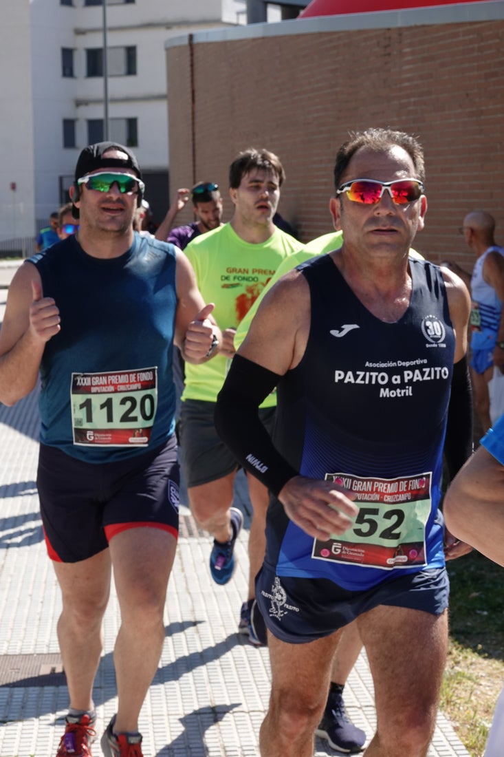 A algunos participantes parece que los 10 kilómetros del reccorido de la prueba de fondo de Loja se les hace leve a tenor de sus sonrisas y buen rollo. Otros en cambio parecen sufrir más o simplemente se concentran para disfrutar de la carrera.