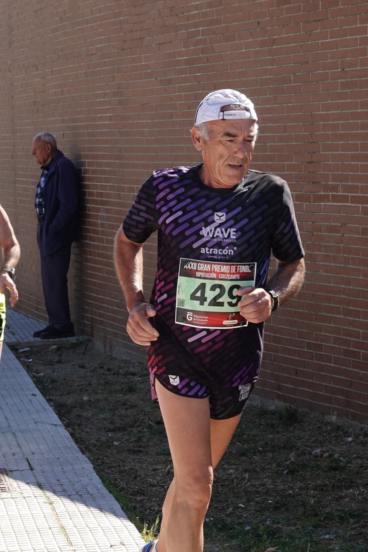 A algunos participantes parece que los 10 kilómetros del reccorido de la prueba de fondo de Loja se les hace leve a tenor de sus sonrisas y buen rollo. Otros en cambio parecen sufrir más o simplemente se concentran para disfrutar de la carrera.