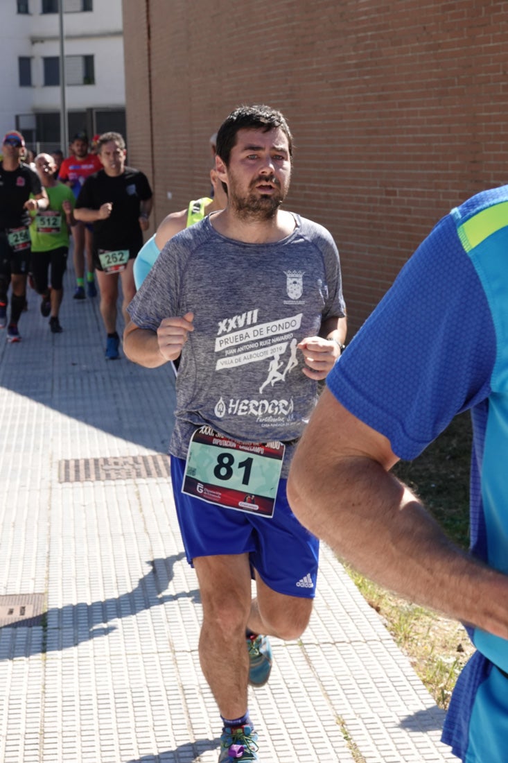 A algunos participantes parece que los 10 kilómetros del reccorido de la prueba de fondo de Loja se les hace leve a tenor de sus sonrisas y buen rollo. Otros en cambio parecen sufrir más o simplemente se concentran para disfrutar de la carrera.