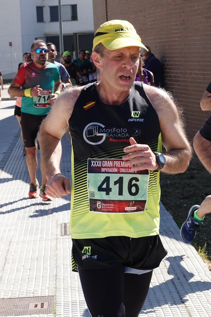 A algunos participantes parece que los 10 kilómetros del reccorido de la prueba de fondo de Loja se les hace leve a tenor de sus sonrisas y buen rollo. Otros en cambio parecen sufrir más o simplemente se concentran para disfrutar de la carrera.