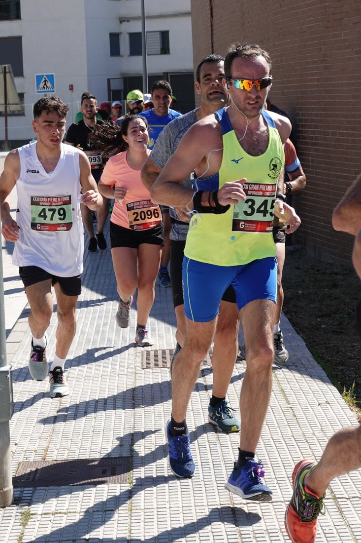 A algunos participantes parece que los 10 kilómetros del reccorido de la prueba de fondo de Loja se les hace leve a tenor de sus sonrisas y buen rollo. Otros en cambio parecen sufrir más o simplemente se concentran para disfrutar de la carrera.