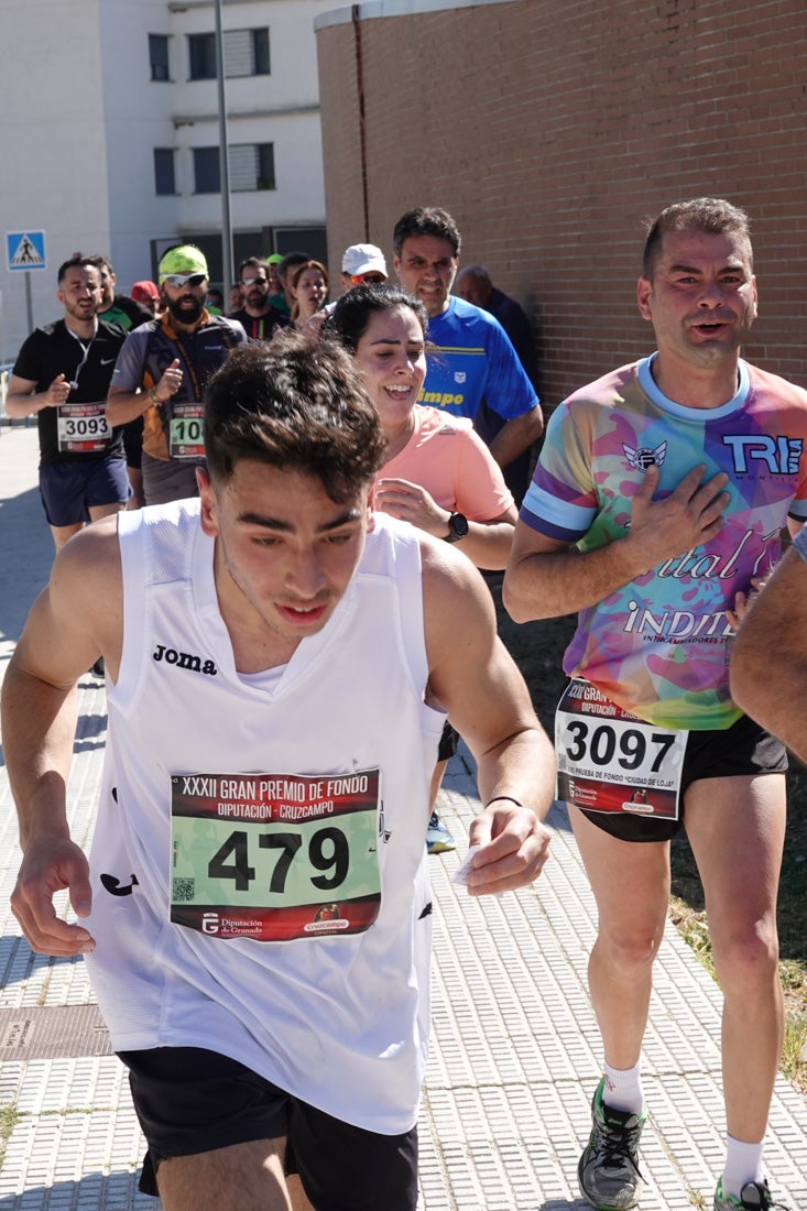 A algunos participantes parece que los 10 kilómetros del reccorido de la prueba de fondo de Loja se les hace leve a tenor de sus sonrisas y buen rollo. Otros en cambio parecen sufrir más o simplemente se concentran para disfrutar de la carrera.