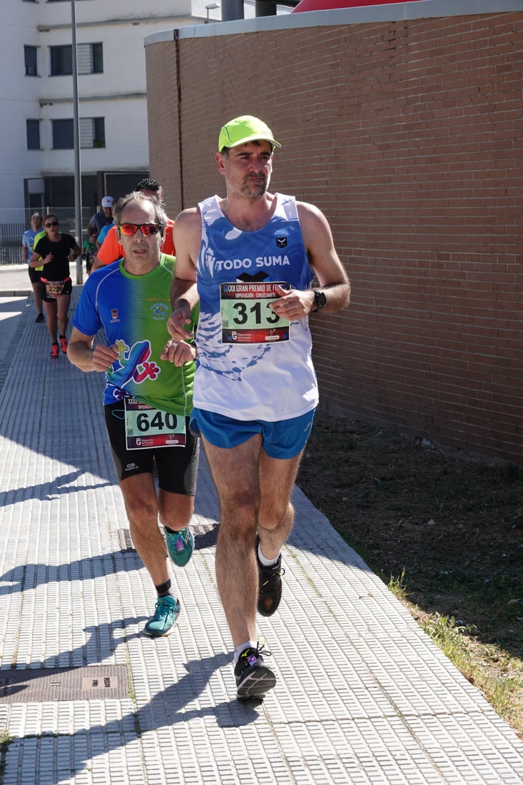 A algunos participantes parece que los 10 kilómetros del reccorido de la prueba de fondo de Loja se les hace leve a tenor de sus sonrisas y buen rollo. Otros en cambio parecen sufrir más o simplemente se concentran para disfrutar de la carrera.