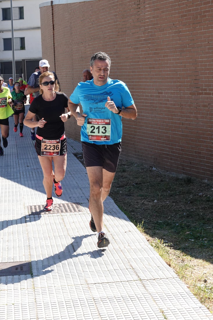 A algunos participantes parece que los 10 kilómetros del reccorido de la prueba de fondo de Loja se les hace leve a tenor de sus sonrisas y buen rollo. Otros en cambio parecen sufrir más o simplemente se concentran para disfrutar de la carrera.