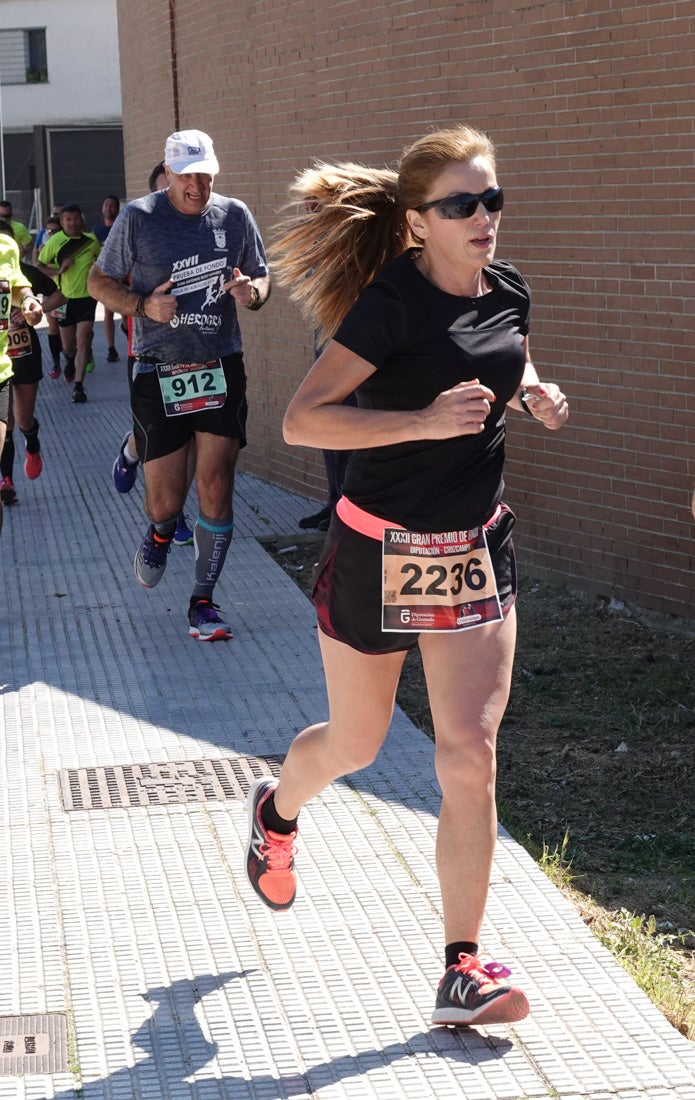 A algunos participantes parece que los 10 kilómetros del reccorido de la prueba de fondo de Loja se les hace leve a tenor de sus sonrisas y buen rollo. Otros en cambio parecen sufrir más o simplemente se concentran para disfrutar de la carrera.