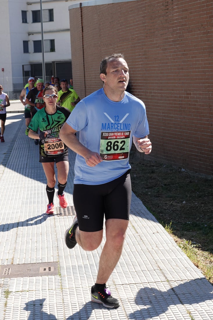 A algunos participantes parece que los 10 kilómetros del reccorido de la prueba de fondo de Loja se les hace leve a tenor de sus sonrisas y buen rollo. Otros en cambio parecen sufrir más o simplemente se concentran para disfrutar de la carrera.